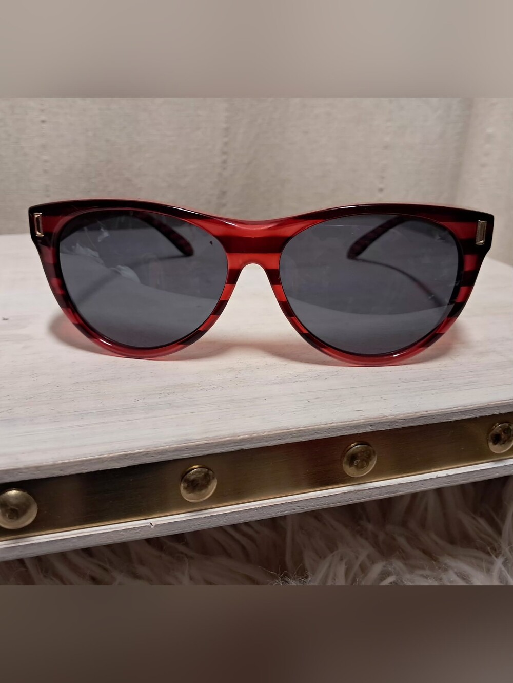 Stylish Red Women's Sunglasses - Classic Round Frame - Picture 7 of 11